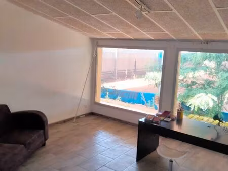 batiment commercial avec piscine et terrain