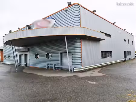 très beau local de 1410m2 situé dans la zone activité à l’entrée de grenade