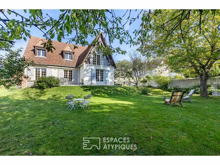 la charmante - maison moderne traditionnelle avec joli jardin