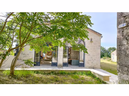 magnifique propriété en pierre avec une superbe grange rénov
