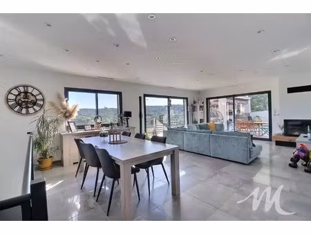 villa contemporaine dominante avec piscine