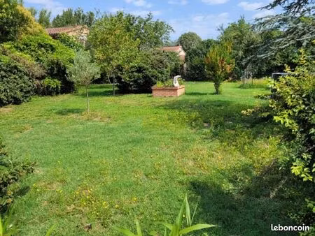 rare : terrain constructible en plein coeur de village