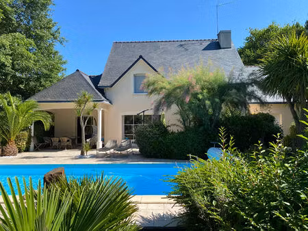 villa de 180 m² sur une parcelle de 2400 m² avec piscine chauffée et accès direct sur le g