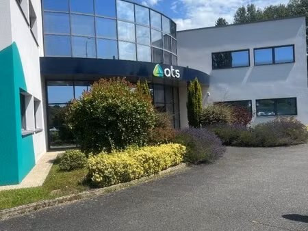 local professionnel 1200m2 avec 8000 m2 de terrain