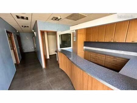 local professionnel centre la balme de sillingy. sans droit au bail ni pas de porte