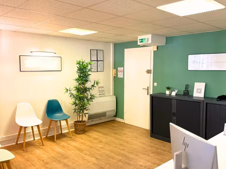 vente bureau 84m2 hyères 83400 - 168000 € - surface privée