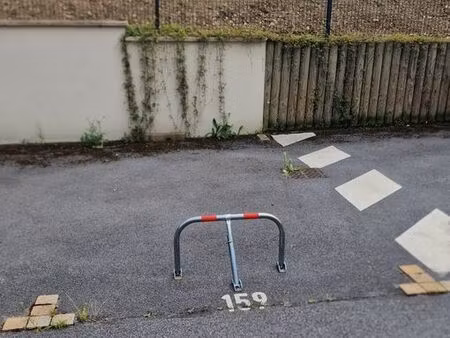 place de parking dans une résidence fermée