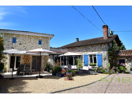 maison de caractère avec piscine et dépendances