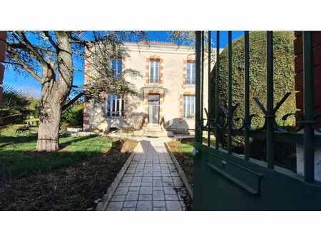 a vendre maison de maître 6 pièces 146 m² saint-fraigne