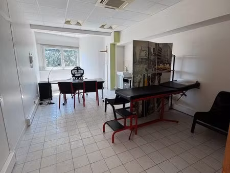 loue un cabinet médical ( 23 m2 ) meublé ou non meublé