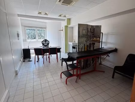 loue un cabinet médical ( 23 m2 ) meublé
