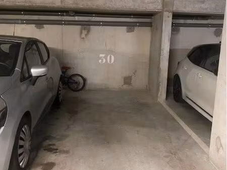 place de parking en sous-sol sécurisé