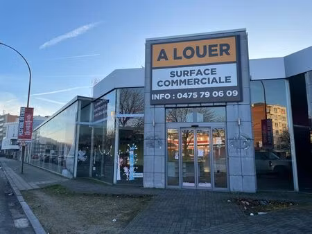 vaste show room situé sur un axe commercial important