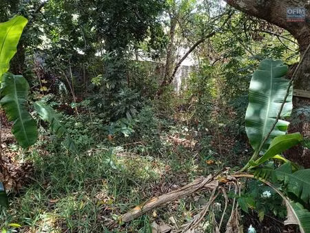 terrain de 400 m2 viabilisé avec petite dépendance à l'entre deux proche du village