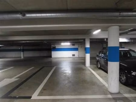 emplacement souterrain dans le parking de la viane.
