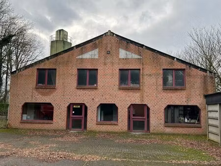 bedrijgspanden met kantoren en machines en rollend materieel