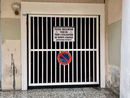 place de parking véhicule et 2 roues
