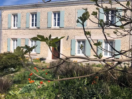 'bâtisse de style charentaise'