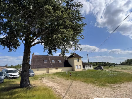 grande maison comprenant 4 logements independants sur 9522m² a