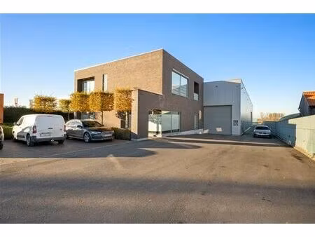 entrepôt très bien situé de 300 m2