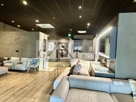 local commercial 570 m² avec forte visibilite a servon