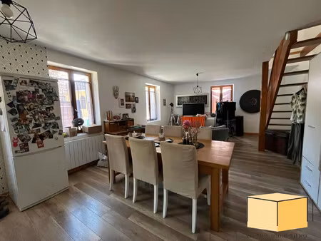 ensemble immobilier situé à yenne centre