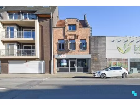 commercieel pand met woonst en parking te roeselare