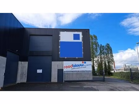 kwalitatieve magazijnen + parkeerplaatsen