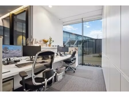 bureau en haut de l'immeuble à louer