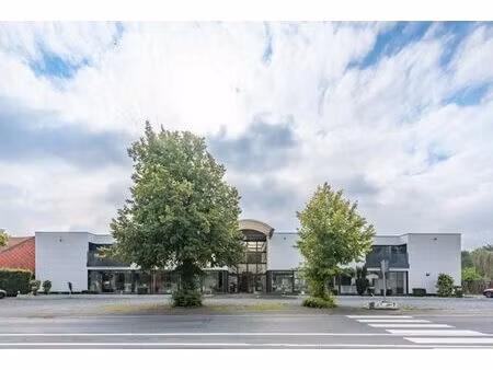 showroom + entrepôts + appart tout près l'e313