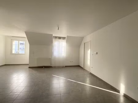 a 2 pas de la gare et des commerces