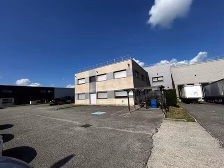 a louer batiment de 3 000 m² sur la commune de corbas (69960)