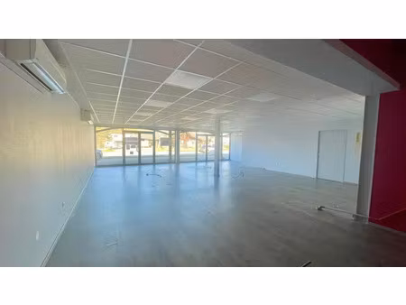 local commercial rénové à louer 139 m² - st denis les bourg