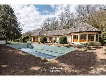 maison hors norme de plain-pied avec jardin et piscine