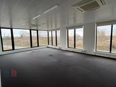 bureaux modernes à louer avec beaucoup de lumière