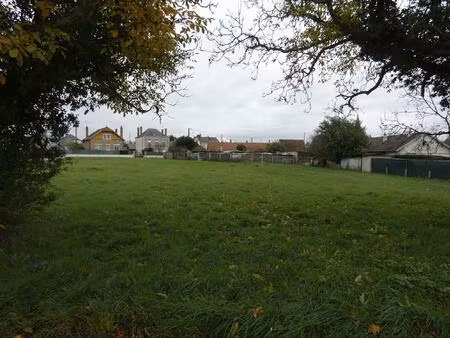 terrain constructible viabilisé dans le centre-ville d'ouzouer