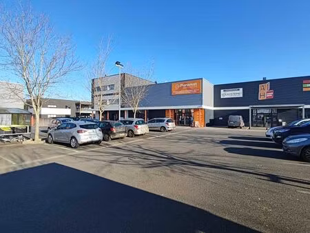 location local d'activités niort 661 m²