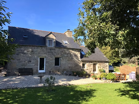 cotes d'armor près de locarn : une maison principale du xvii^e siècle avec un cottage supp