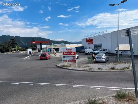 murs commerciaux 1300 m2 + parkings