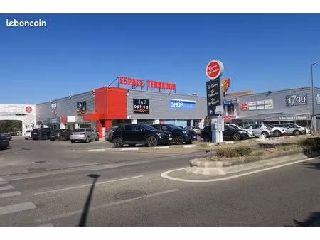 très beau local + grand parking  espace terradou