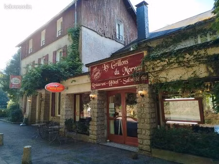 hôtel* restaurant  bar  salon de thé