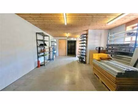 grand ensemble immobilier situé dans le centre du village.