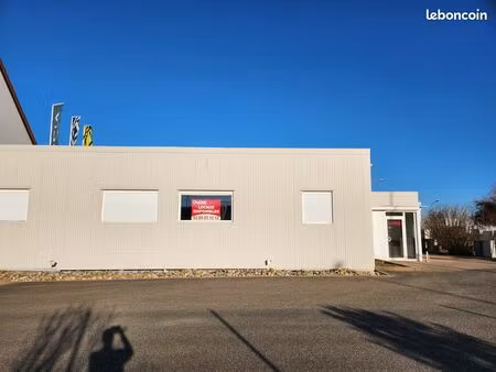 local commercial / bureaux à 2 min de l'accès autoroutier