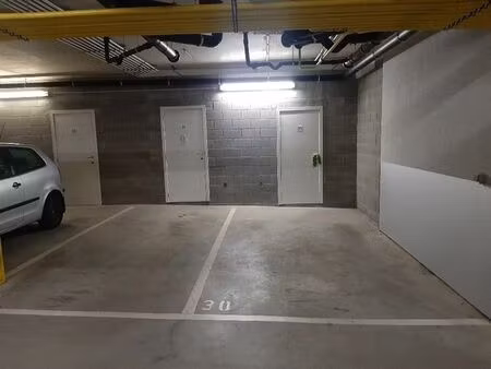 sous offre : 5 emplacementde parkings en sous-sol + 1 cave