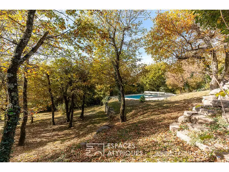 propriété haut de gamme avec vue  volumes et jardin paysagé