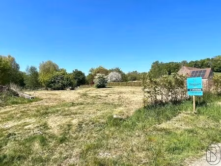 beau terrain à bâtir de 1372m2.