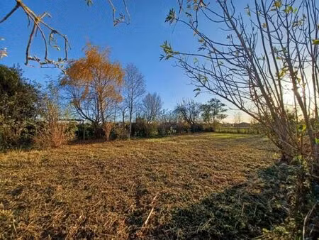terrain de 651 m² situe en zone d’habitat