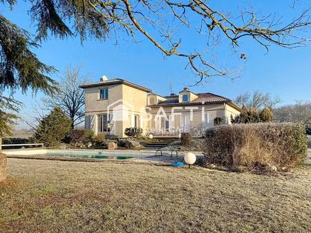 spacieuse maison familiale avec piscine et grand jardin.