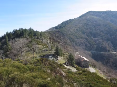 notre dame de la rouvière  bâtisse en pierre sur 3.5 hectare