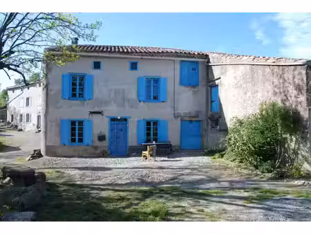 de terrain prés et forets + 320 m2 de dépendances